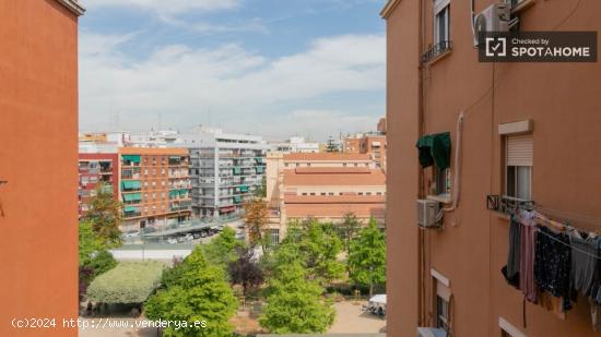 Se alquila habitación en piso de 5 habitaciones en Nou Moles - VALENCIA