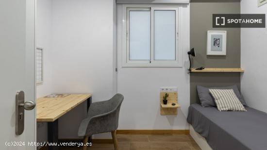 Se alquila habitación en piso de 7 habitaciones en Barcelona - BARCELONA