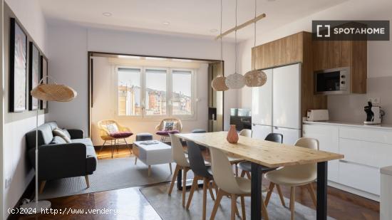 Se alquila habitación en piso de 7 habitaciones en Barcelona - BARCELONA