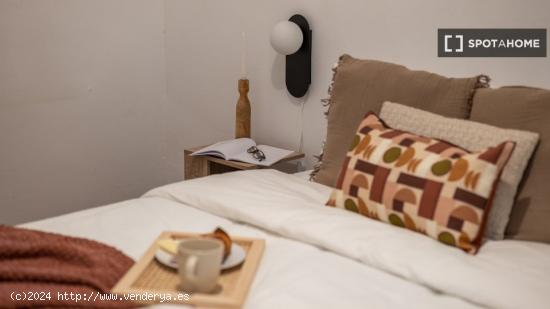 Se alquilan habitaciones en un apartamento de 6 dormitorios en Ciutat Vella - BARCELONA