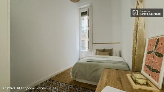 Se alquilan habitaciones en un apartamento de 5 dormitorios en Ciutat Vella - BARCELONA