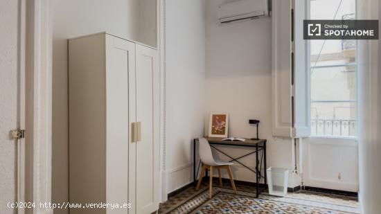 Se alquilan habitaciones en un apartamento de 5 dormitorios en Ciutat Vella - BARCELONA