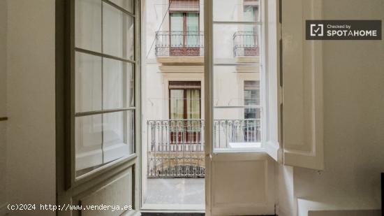 Se alquilan habitaciones en un apartamento de 5 dormitorios en Ciutat Vella - BARCELONA