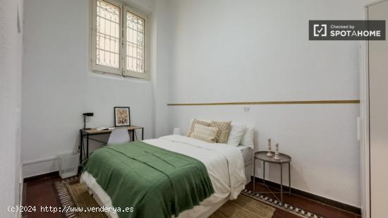 Se alquilan habitaciones en un apartamento de 5 dormitorios en Ciutat Vella - BARCELONA