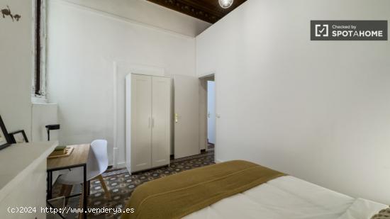 Se alquilan habitaciones en un apartamento de 5 dormitorios en Ciutat Vella - BARCELONA