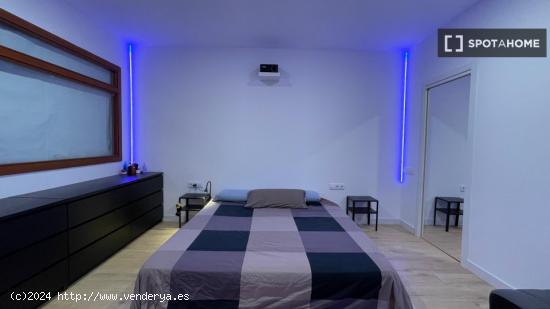 Habitación en piso compartido en barcelona. - BARCELONA