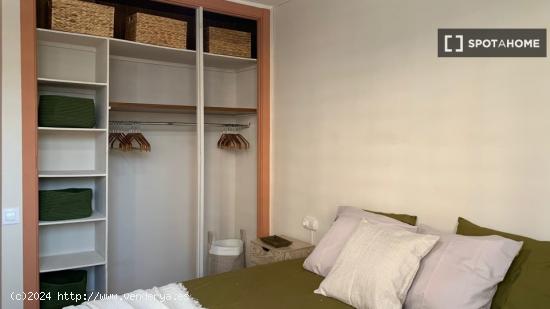 Habitación en piso compartido en barcelona. - BARCELONA