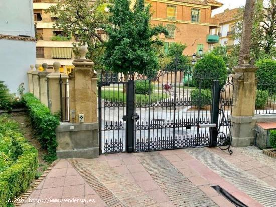 MAGNIFICA COCHERA PARA DOS COCHES EN PLAZA EMILIO LUQUE!!! - CORDOBA