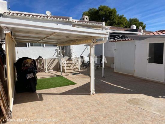 ¡Tu Refugio Soñado en La Nucía: Casa Adosada con Vistas al Mar! - ALICANTE