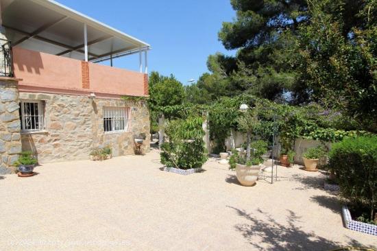 Villa con piscina, jardines y dos casas separadas. - ALICANTE