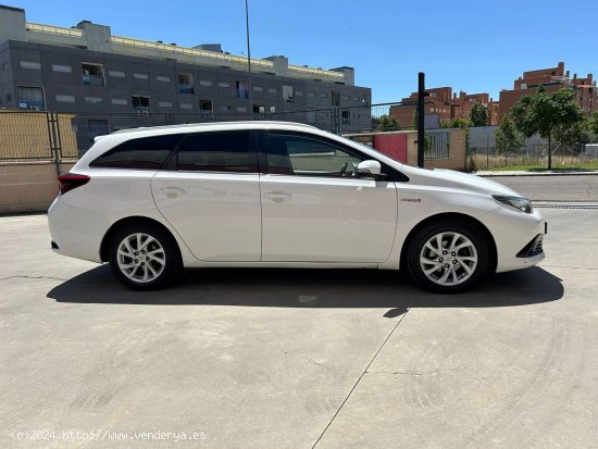 Toyota Auris 1.8 140H Active Touring Sports - Parla