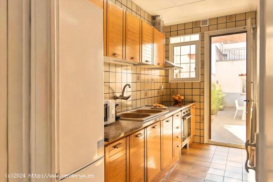 CAN RULL - ¡¡¡CASA EXTERIOR ORIENTADA AL SUR CON PATIO Y GARAJE!!! - BARCELONA