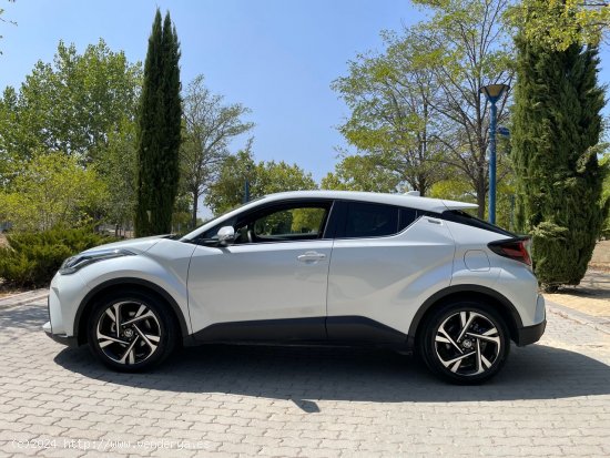 Toyota C-HR Advance 2.0 180H. *IVA deducible* *8.000 km* *29-11-2023* *Nacional* *407€/mes* - Madr