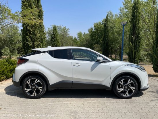 Toyota C-HR Advance 2.0 180H. *IVA deducible* *8.000 km* *29-11-2023* *Nacional* *407€/mes* - Madr