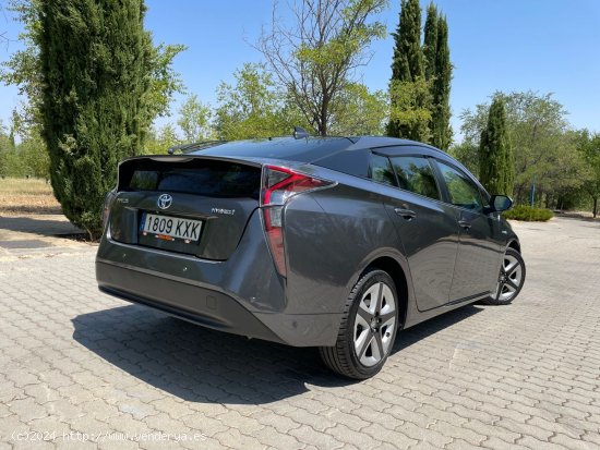 Toyota Prius Híbrido 1.8 122cv. *IVA deducible* *Garantía Toyota* *176.000 km* *2019* *Nacional* *