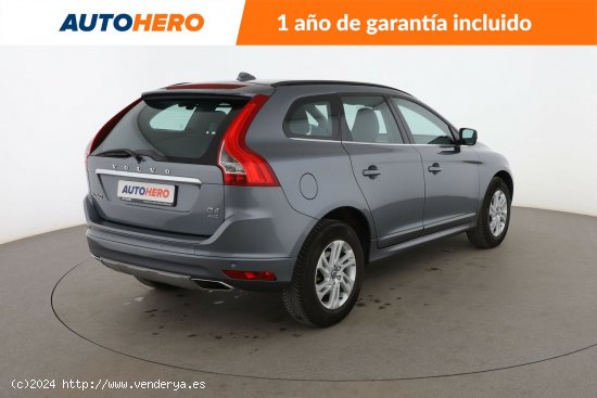 Volvo XC-60 2.4 D4 Momentum AWD - 