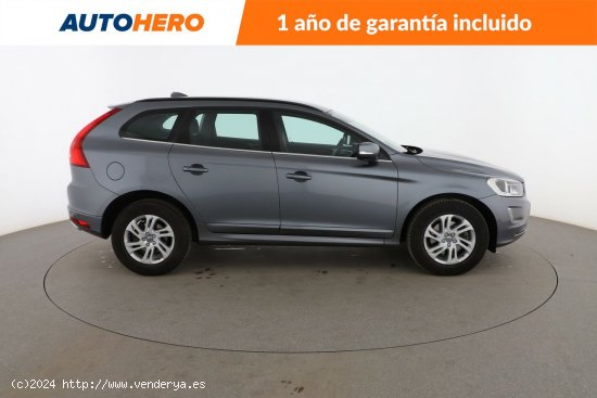 Volvo XC-60 2.4 D4 Momentum AWD - 