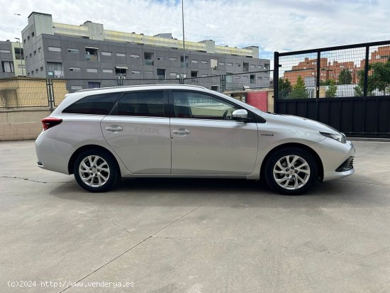 Toyota Auris 1.8 140H Active Touring Sports - Parla