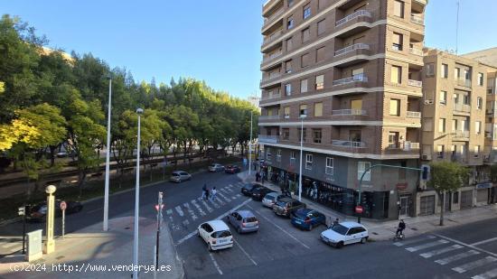 PISO EN ESQUINA EN EL CENTRO CON TRASTERO MUY LUMINOSO, - ALICANTE