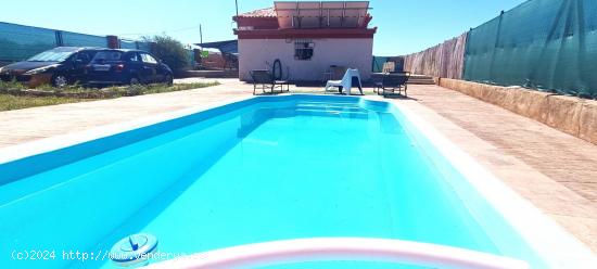 EXCLUSIVO CHALET ECONOMICO SEMI NUEVO CON PISCINA 2 TERRAZAS, 3h 1b, 489mts parcela - VALENCIA