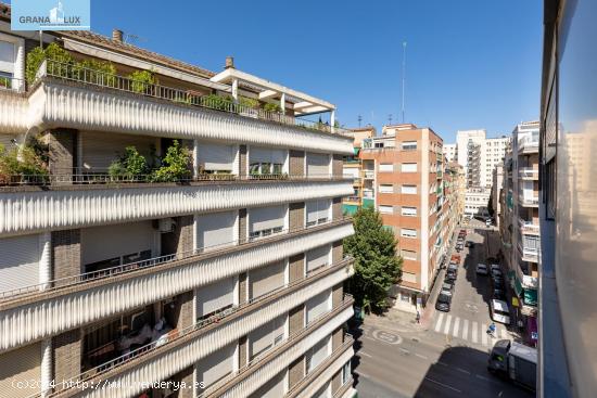 Venta de ático-dúplex con piscina y cochera en la Avda. Doctor Olóriz (Granada) - GRANADA