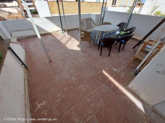 Piso con 4 habitaciones y 2 baños con trastero y terraza enorme en zona playa - VALENCIA