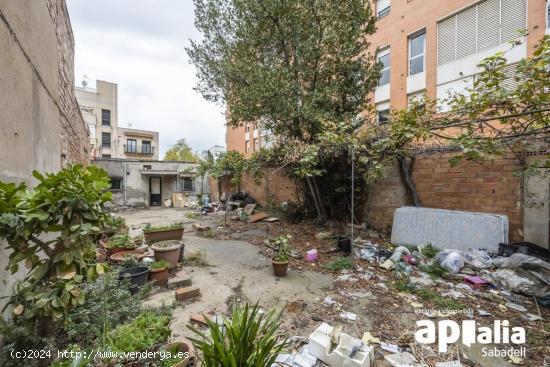 CASA PLANTA BAJA PARA REFORMAR TOTALMENTE, O SUELO URBANIZABLE. - BARCELONA