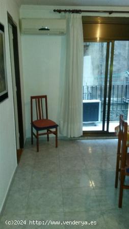 Piso en venta en el Raval: Amplio y luminoso, con patio y balcón. - BARCELONA