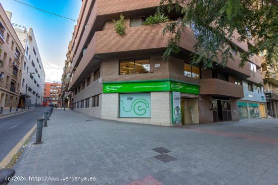 LOCAL COMERCIAL DE DOS PLANTAS CON DOS PLAZAS DE GARAJE - ALICANTE