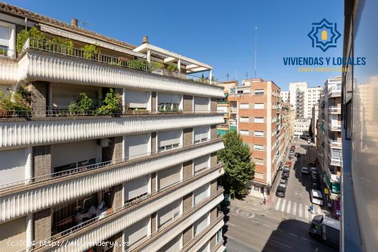 Venta de ático-dúplex con piscina y cochera en la Avda. Doctor Olóriz (Granada) - GRANADA