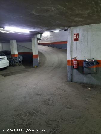 MAGNIFICA COCHERA PARA DOS COCHES EN PLAZA EMILIO LUQUE!!! - CORDOBA