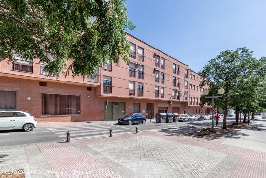  Magnífico local de 240 m2 en Camino Bajo de Huetor - GRANADA 