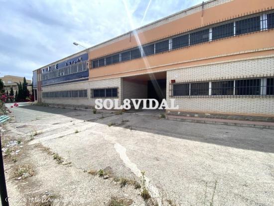 NAVE INDUSTRIAL EN EL CENTRO DE ORIHUELA Y EN LA PRINCIPAL AVENIDA COMERCIAL, JUNTO AL SUPERMERCADO 