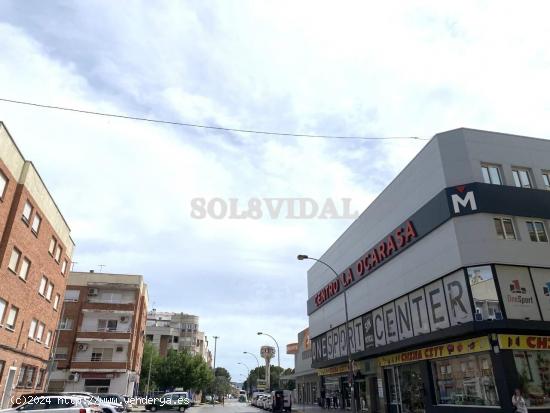 NAVE INDUSTRIAL EN EL CENTRO DE ORIHUELA Y EN LA PRINCIPAL AVENIDA COMERCIAL, JUNTO AL SUPERMERCADO 