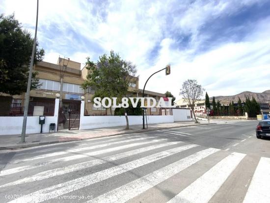 NAVE INDUSTRIAL EN EL CENTRO DE ORIHUELA Y EN LA PRINCIPAL AVENIDA COMERCIAL, JUNTO AL SUPERMERCADO 