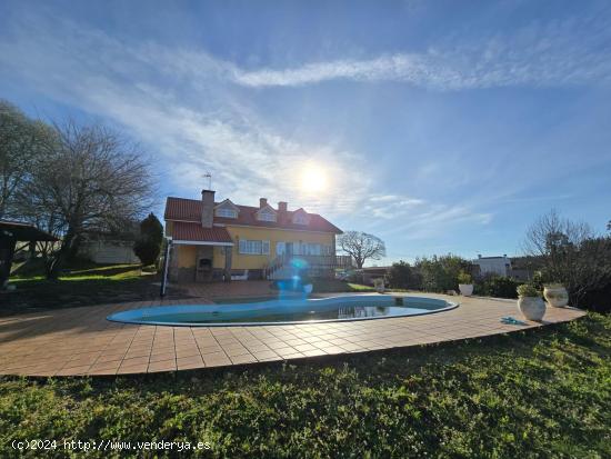 MEIRAS.-  VIVIENDA UNIFAMILIAR 4 DORMITORIOS,  4 BAÑOS CON PARCELA AJARDINADA CON PISCINA. - A CORU