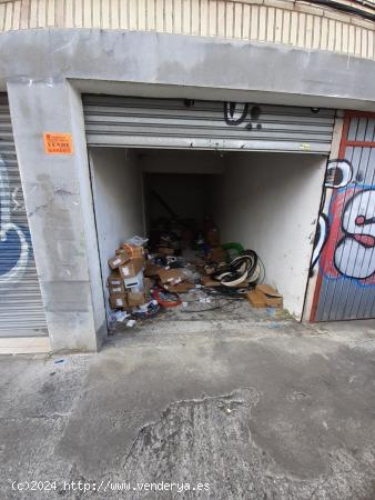 Parcela de garaje cerrada para dos coches uno pequeño y otro mediano, cerca de la estación de metr