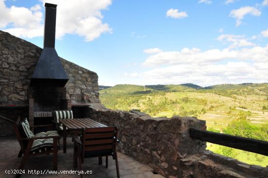 Casa en venta en el Boixar, actualmente funcionando como turismo rural. Con 4 habitaciones. Tiene ca