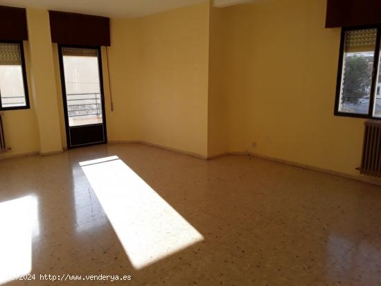 Piso en venta en La Roda, zona Parque - ALBACETE