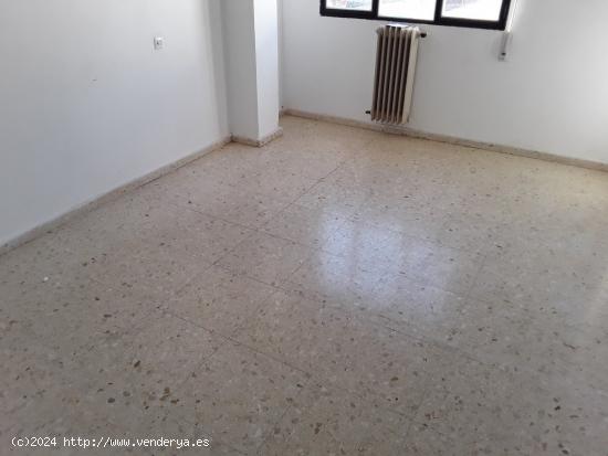 Piso en venta en La Roda, zona Parque - ALBACETE