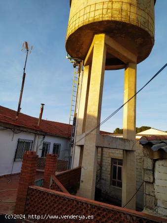 Piso con un bajo hecho vivienda y garaje. - ALBACETE