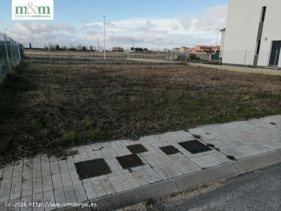  se vende parcela urbana en Moriscos, vallada y con todos los servicios - SALAMANCA 