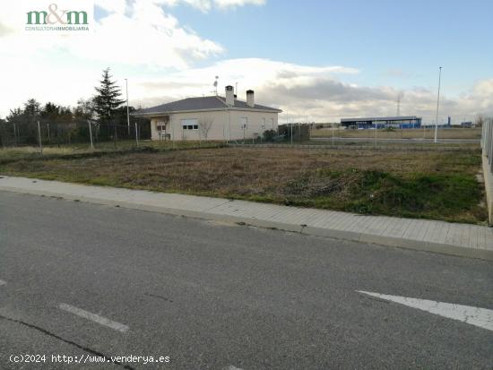 se vende parcela urbana en Moriscos, vallada y con todos los servicios - SALAMANCA