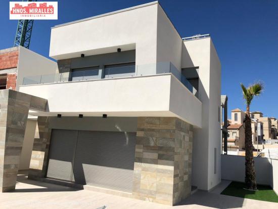 A ESTRENAR SE VENDE VILLA CON PISCINA PROPIA EN ORIHUELA COSTA - ALICANTE