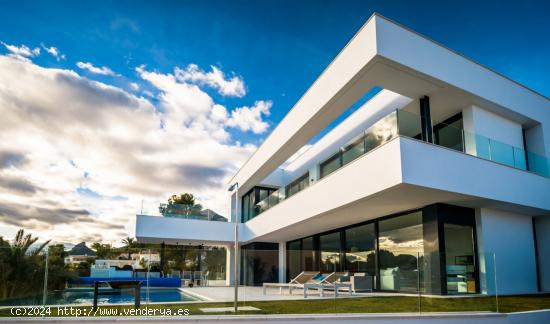 VILLA DE LUJO EN LA NUCIA CON VISTA AL SKY LINE DE BENIDORM - ALICANTE