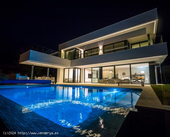 VILLA DE LUJO EN LA NUCIA CON VISTA AL SKY LINE DE BENIDORM - ALICANTE