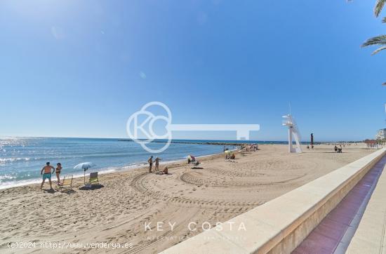 Casa unifamiliar en primera línea de playa. La vivienda se encuentra situada en el mismo paseo - AL