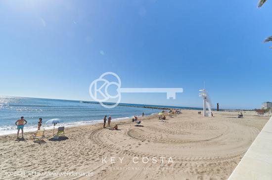 Casa unifamiliar en primera línea de playa. La vivienda se encuentra situada en el mismo paseo - AL