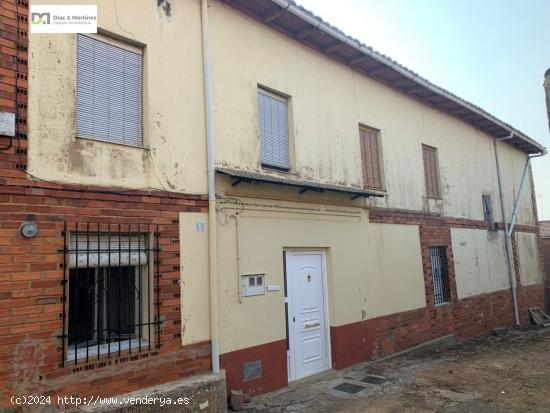 Casa de dos plantas en Villar de Mazarife con amplio patio - LEON