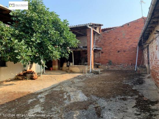 Casa de dos plantas en Villar de Mazarife con amplio patio - LEON